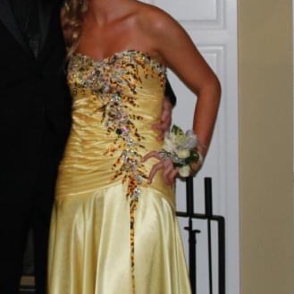 Strapless yellow gown